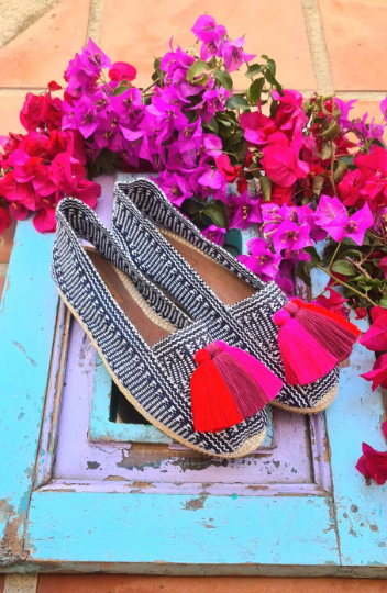 Alpargata color negra blanca nevada con borlas rojas - Imagen 2