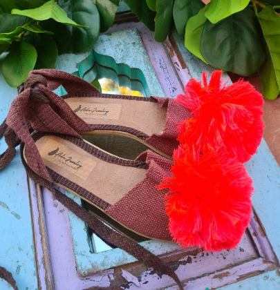 Alpargatas romanas trenzadas color marrón con pompón rojo