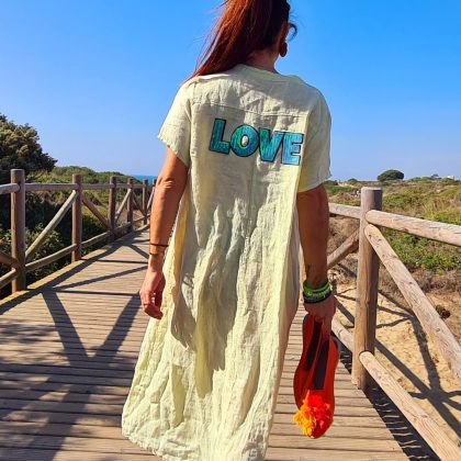 Caftán de lino amarillo cuello V con logo love azul