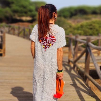 Caftán de lino blanco cuello V con logo corazón rojo