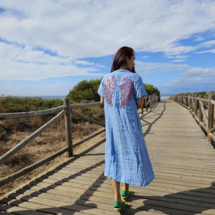 Caftán de lino azul efecto prelavado cuello V con logo alas multicolor