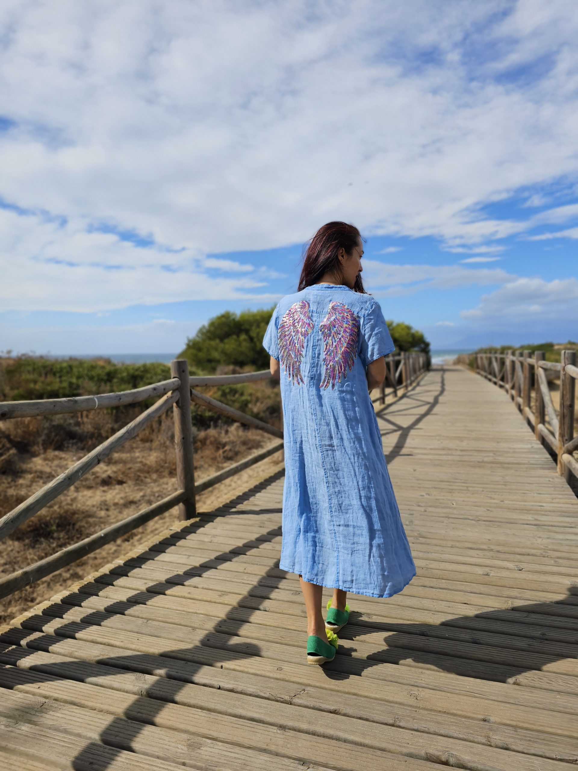 Caftán de lino azul efecto prelavado cuello V con logo alas multicolor
