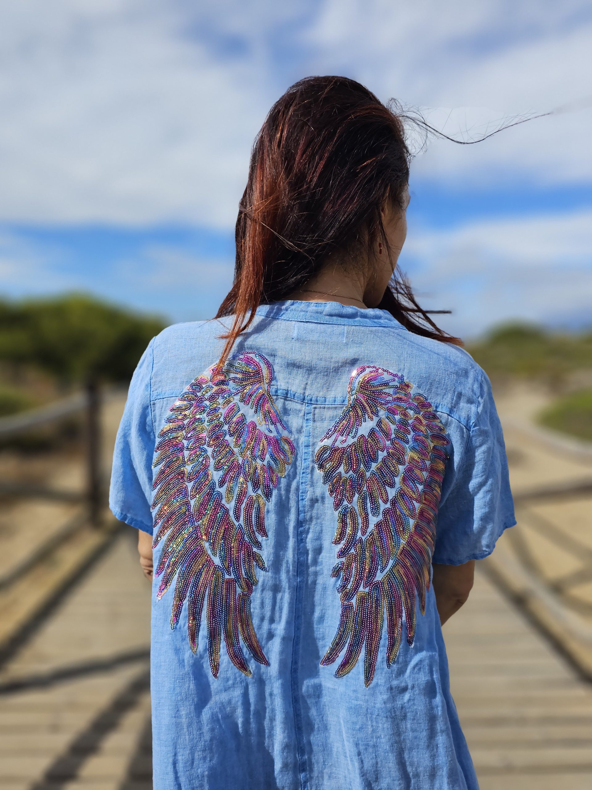 Caftán de lino azul efecto prelavado cuello V con logo alas multicolor - Imagen 3