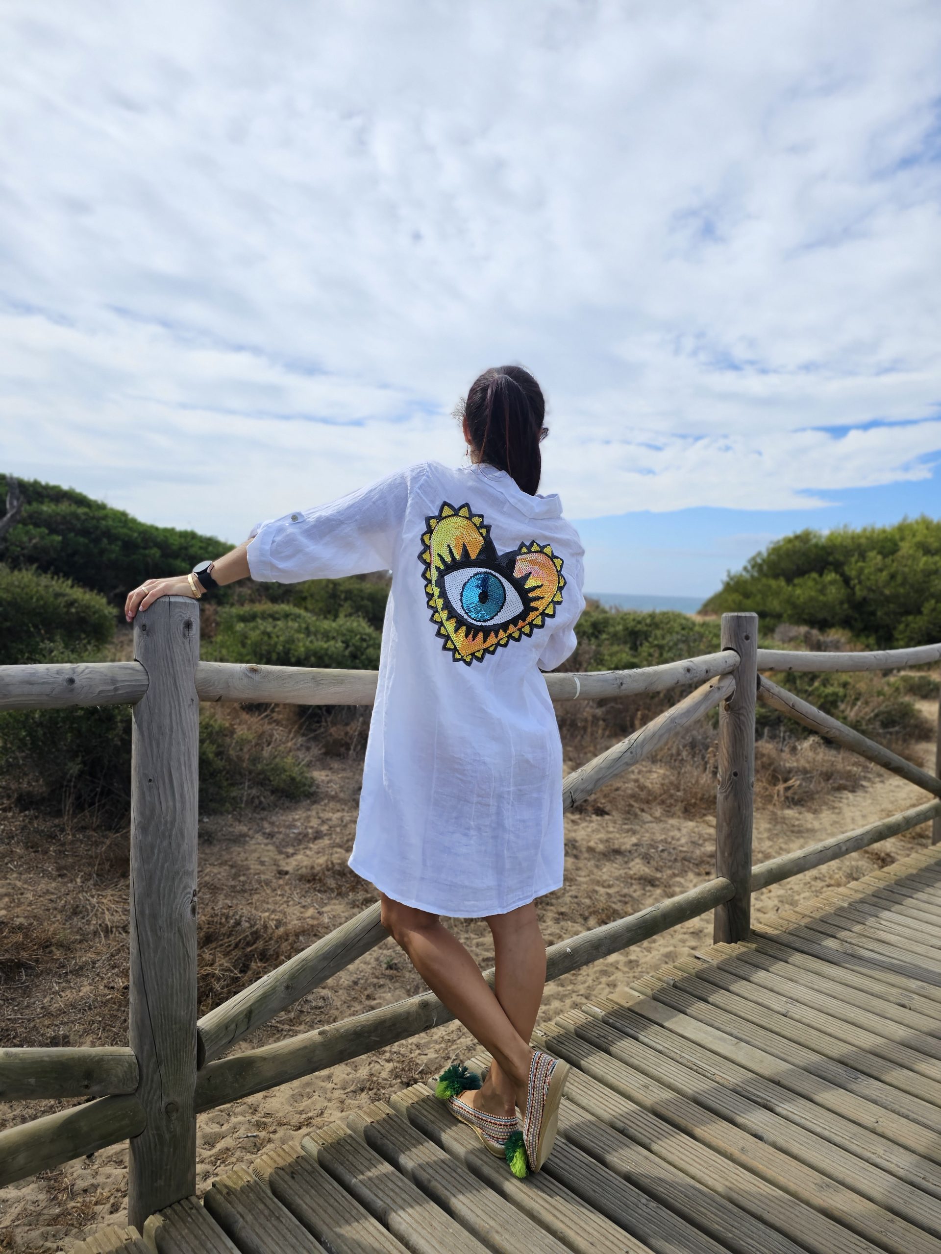 Vestido de lino blanco con logo ojo turco corazon amarillo