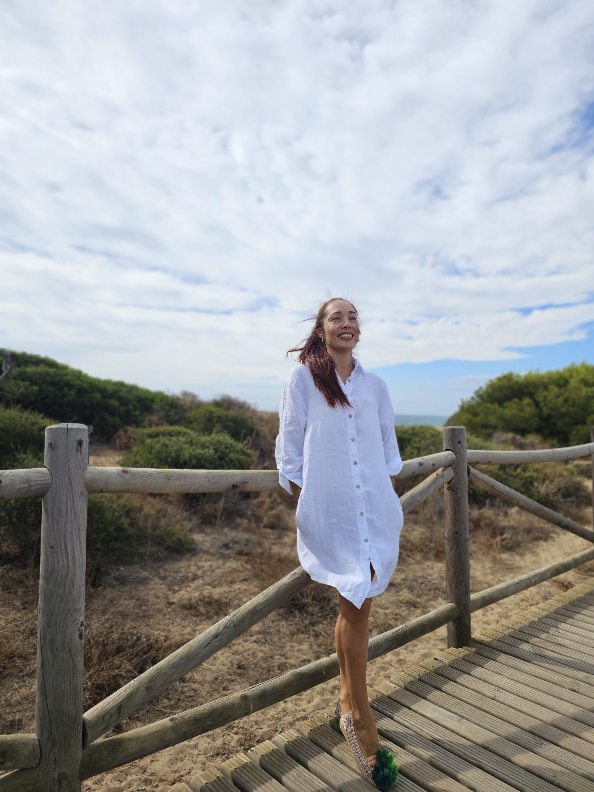 Vestido de lino blanco con logo ojo turco corazon amarillo - Imagen 3