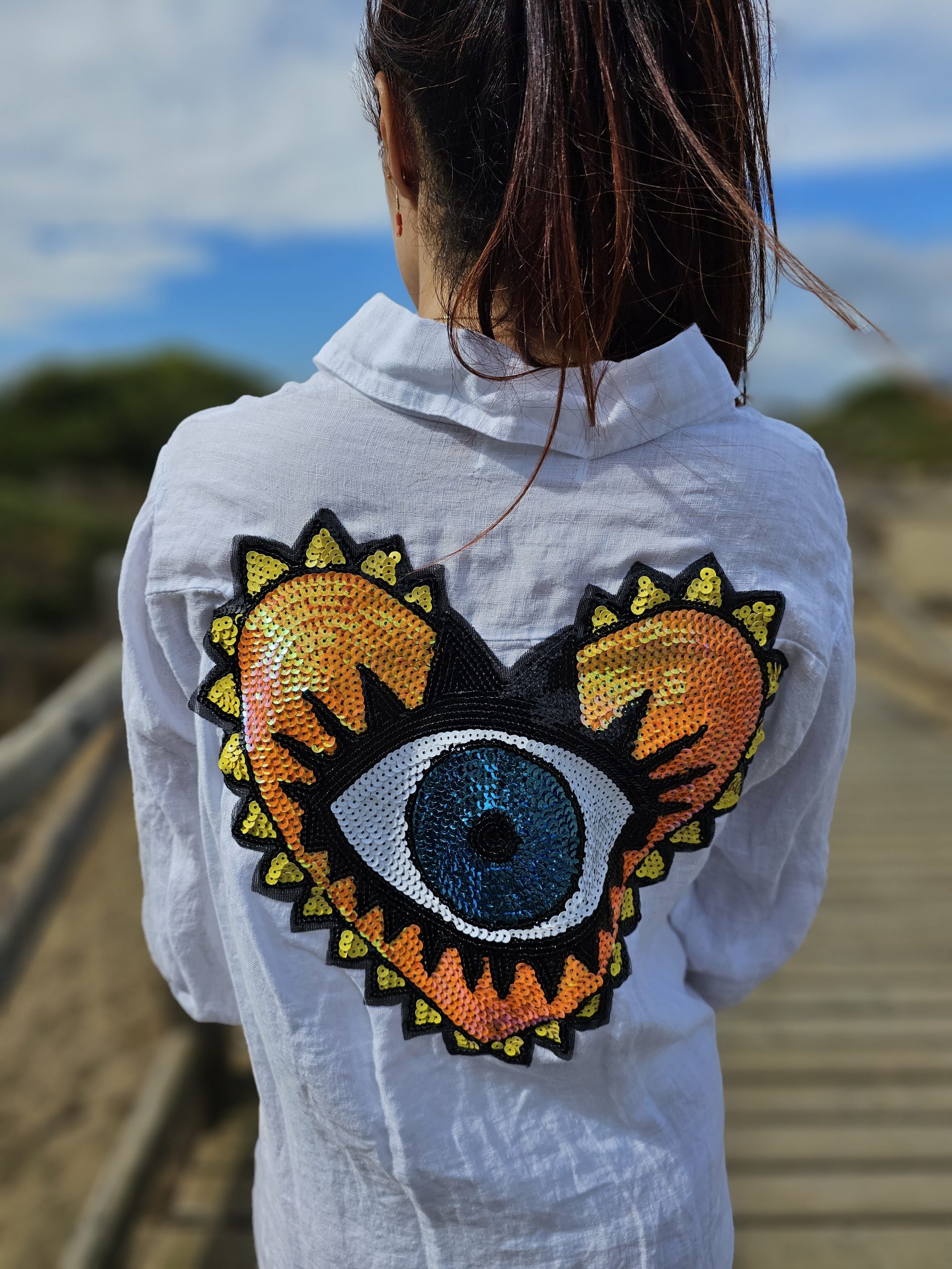 Vestido de lino blanco con logo ojo turco corazon amarillo - Imagen 2