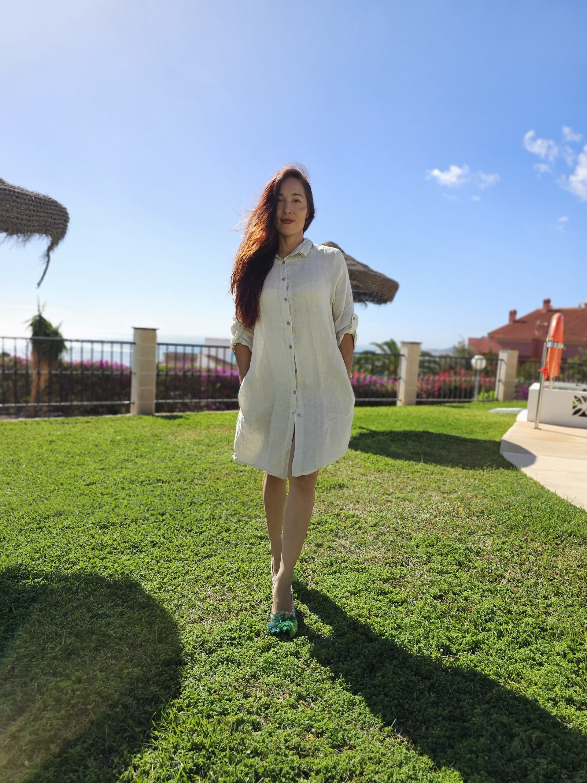 Vestido de Lino beige claro con logo corazón radiante - Imagen 2