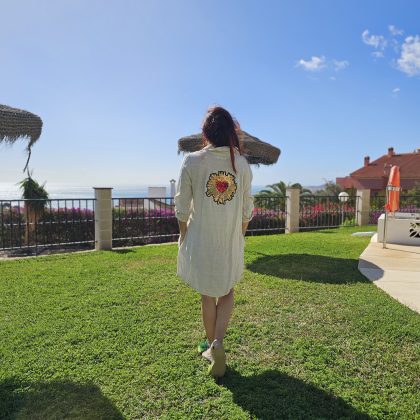 Vestido de Lino beige claro con logo corazón radiante