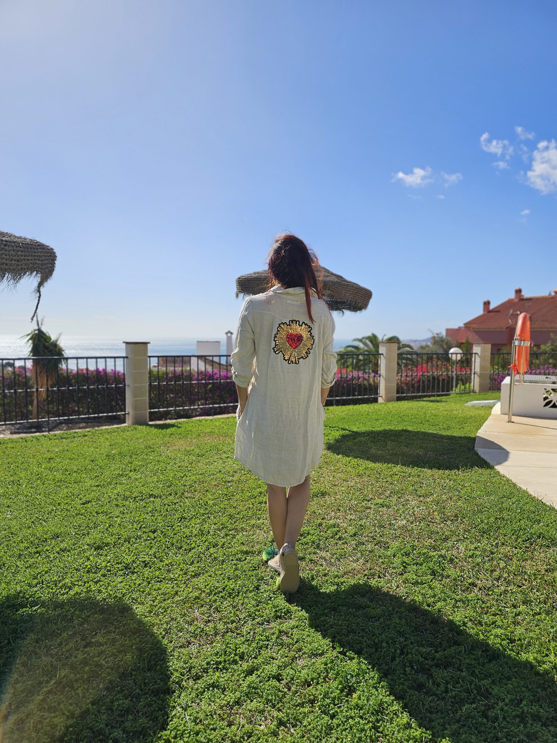 Vestido de Lino beige claro con logo corazón radiante