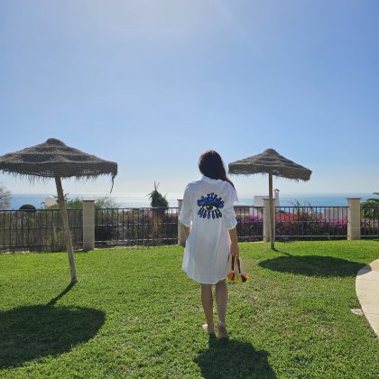 Vestido de lino blanco con logo ojo turco azul