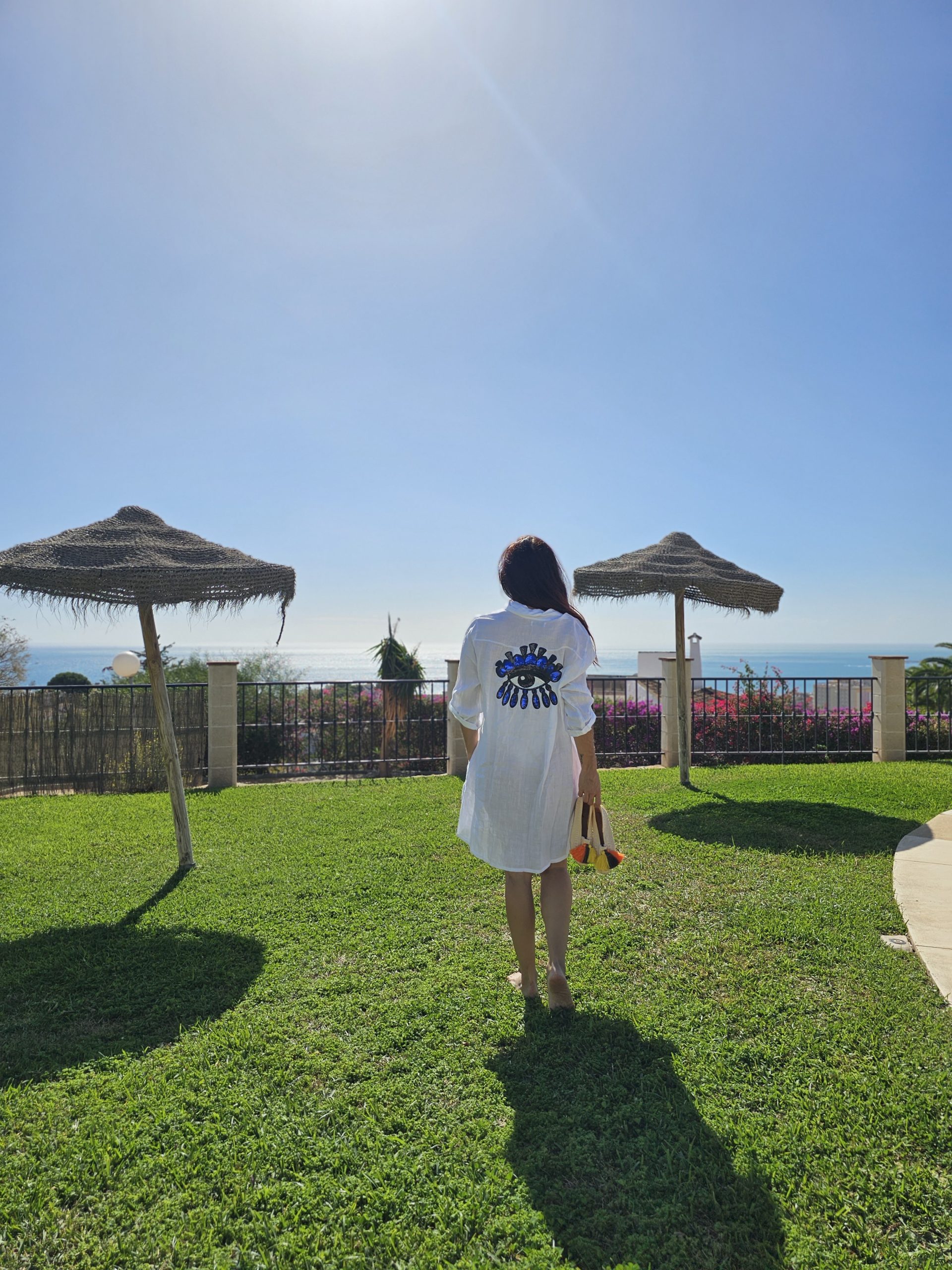 Vestido de lino blanco con logo ojo turco azul