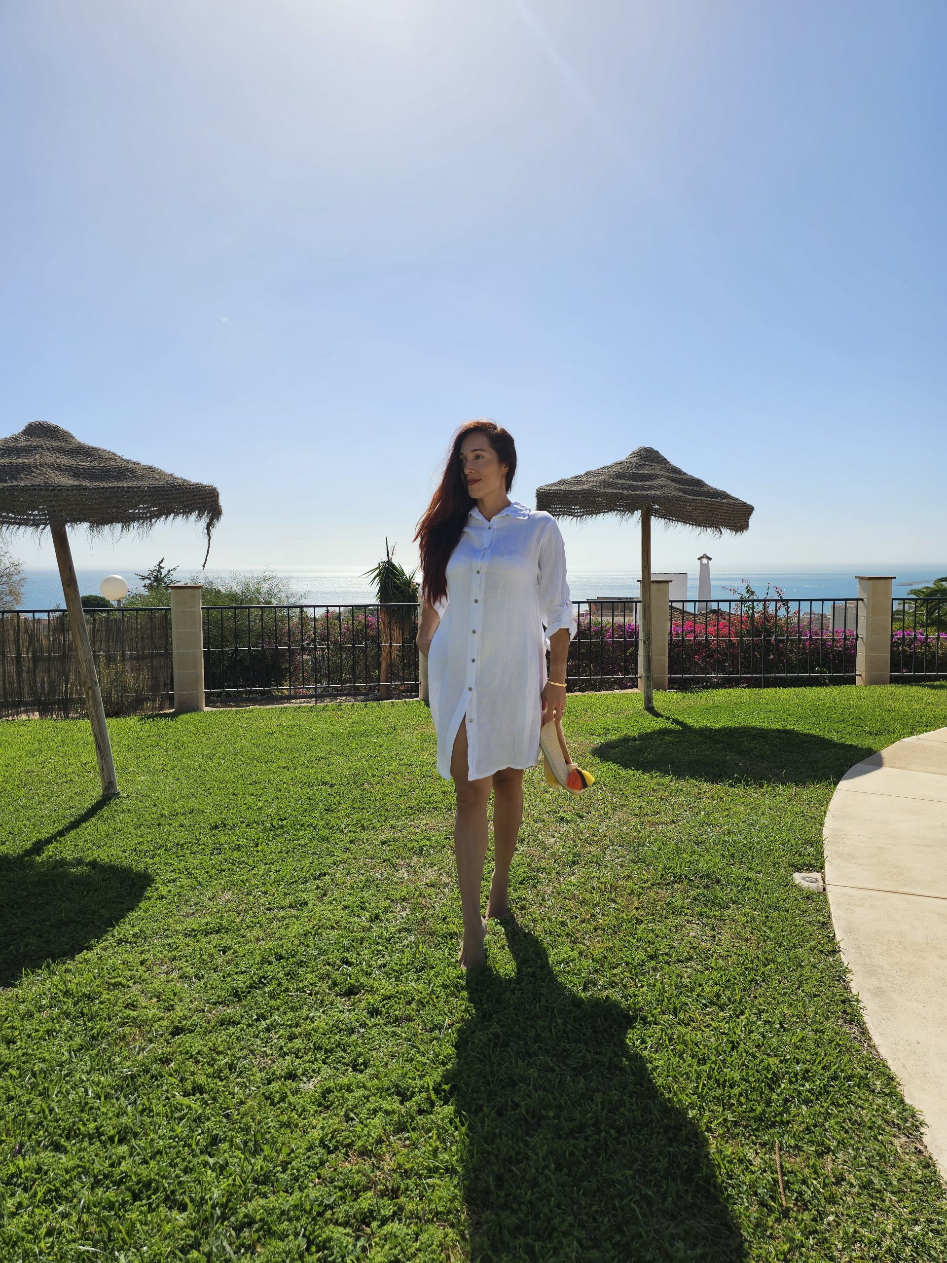 Vestido de lino blanco con logo ojo turco azul - Imagen 2