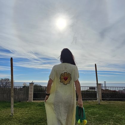 Caftán de lino amarillo cuello V con logo corazón radiante