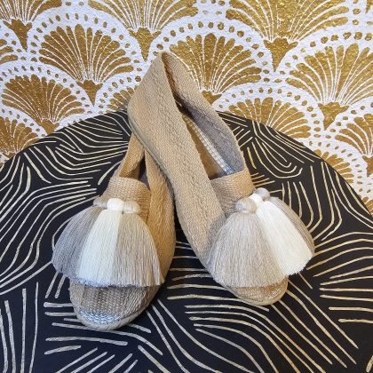 Alpargatas caqui con borlas beige