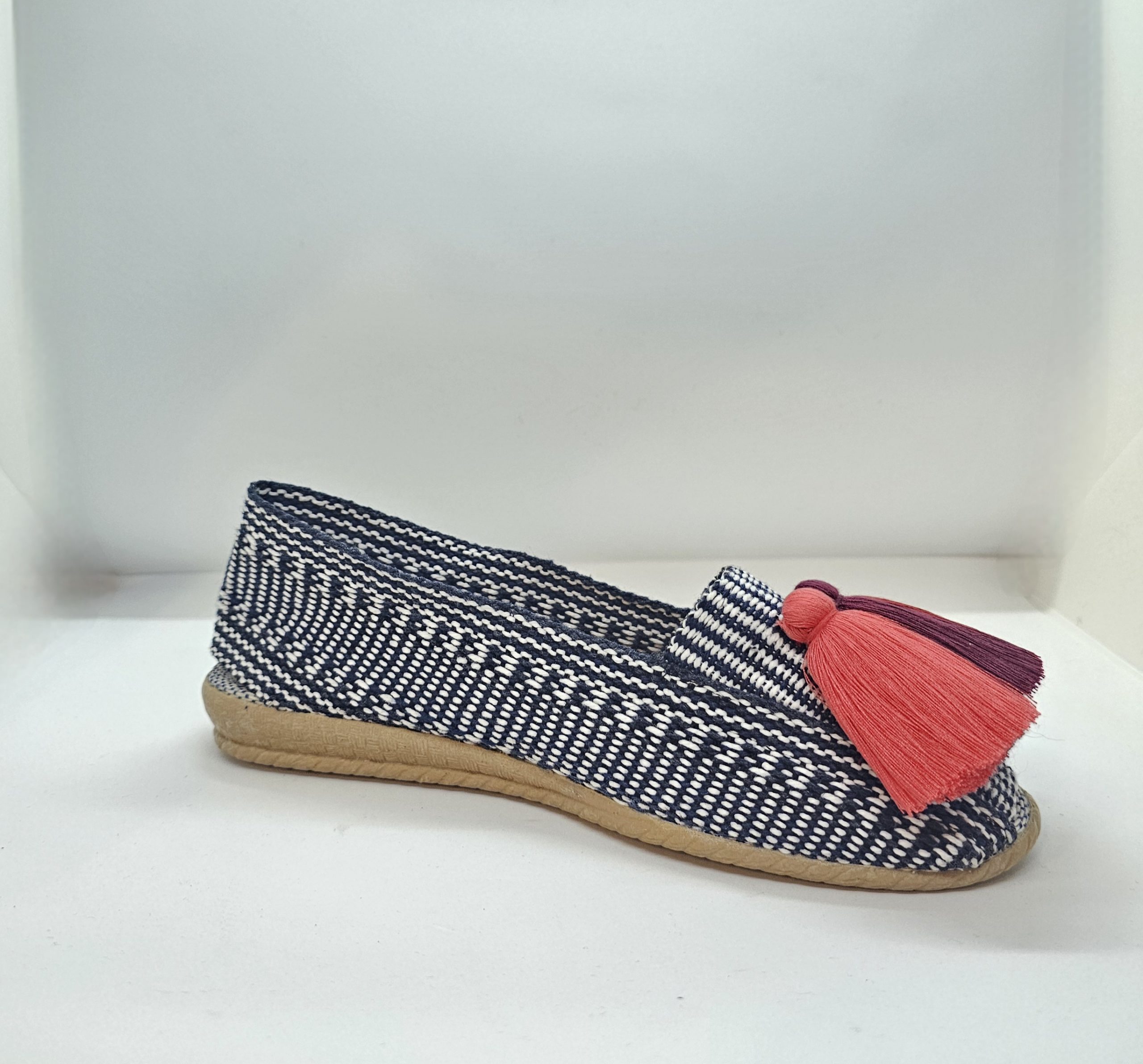 Alpargata color negra blanca nevada con borlas rojas - Imagen 4