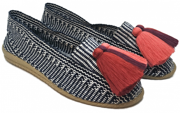 Alpargata color negra blanca nevada con borlas rojas