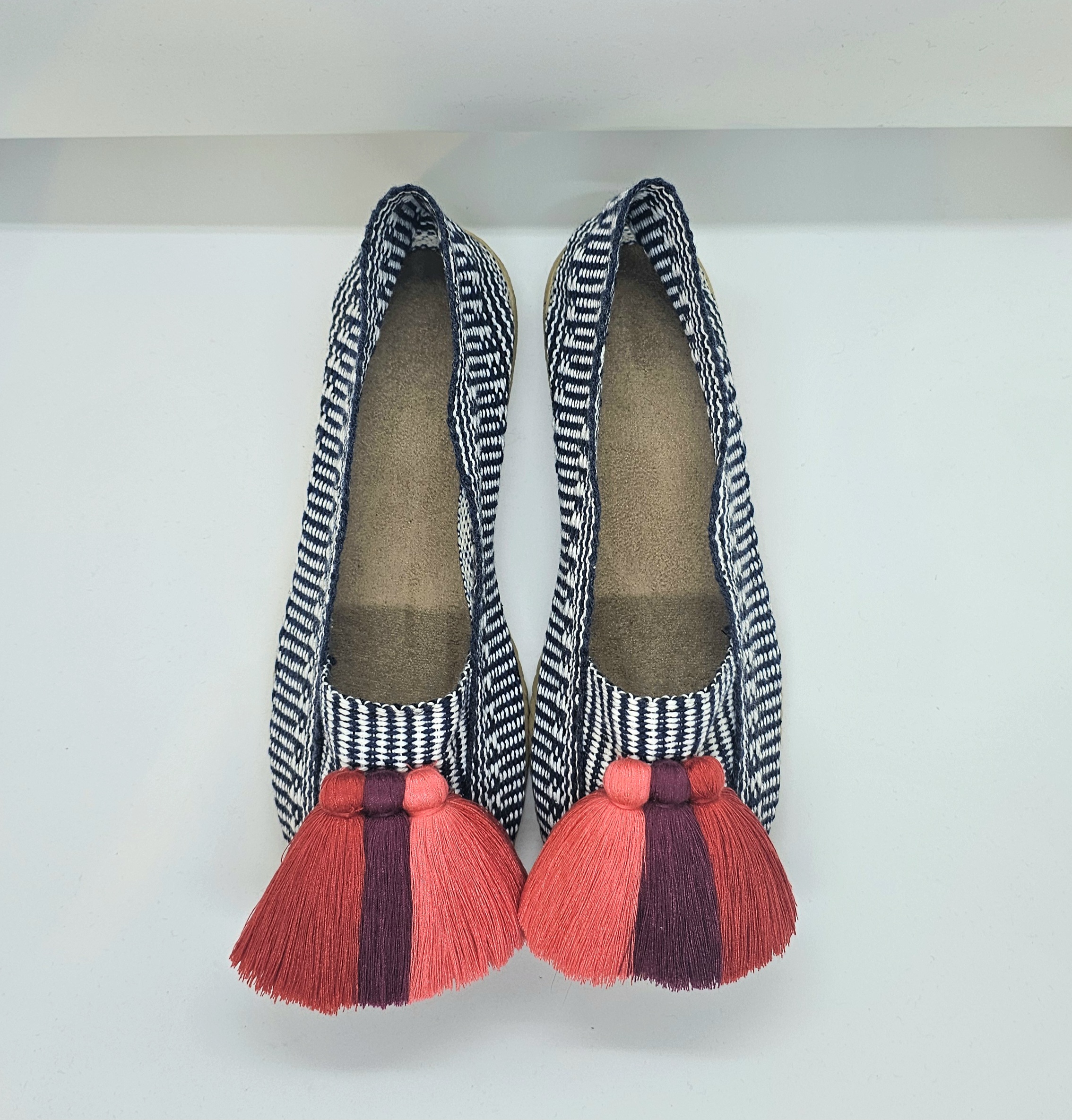 Alpargata color negra blanca nevada con borlas rojas - Imagen 3