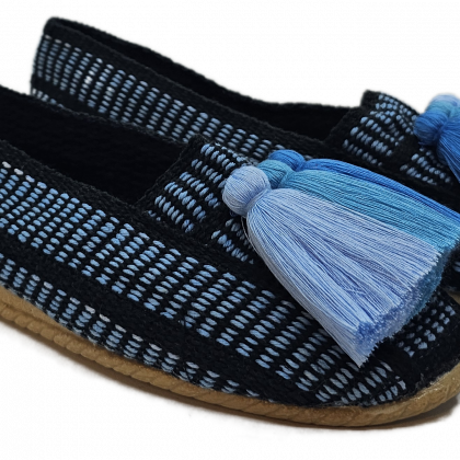 Alpargata color azul negro con borlas azul