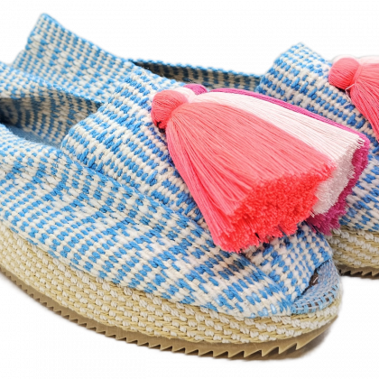 Alpargata de cuña color azul nevada con borlas rosadas