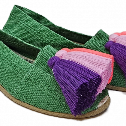 Alpargata color verde con borlas fucsia, rosa.