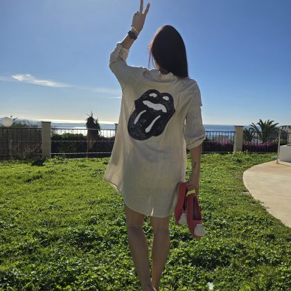 Vestido de Lino beige claro con logo boca negra