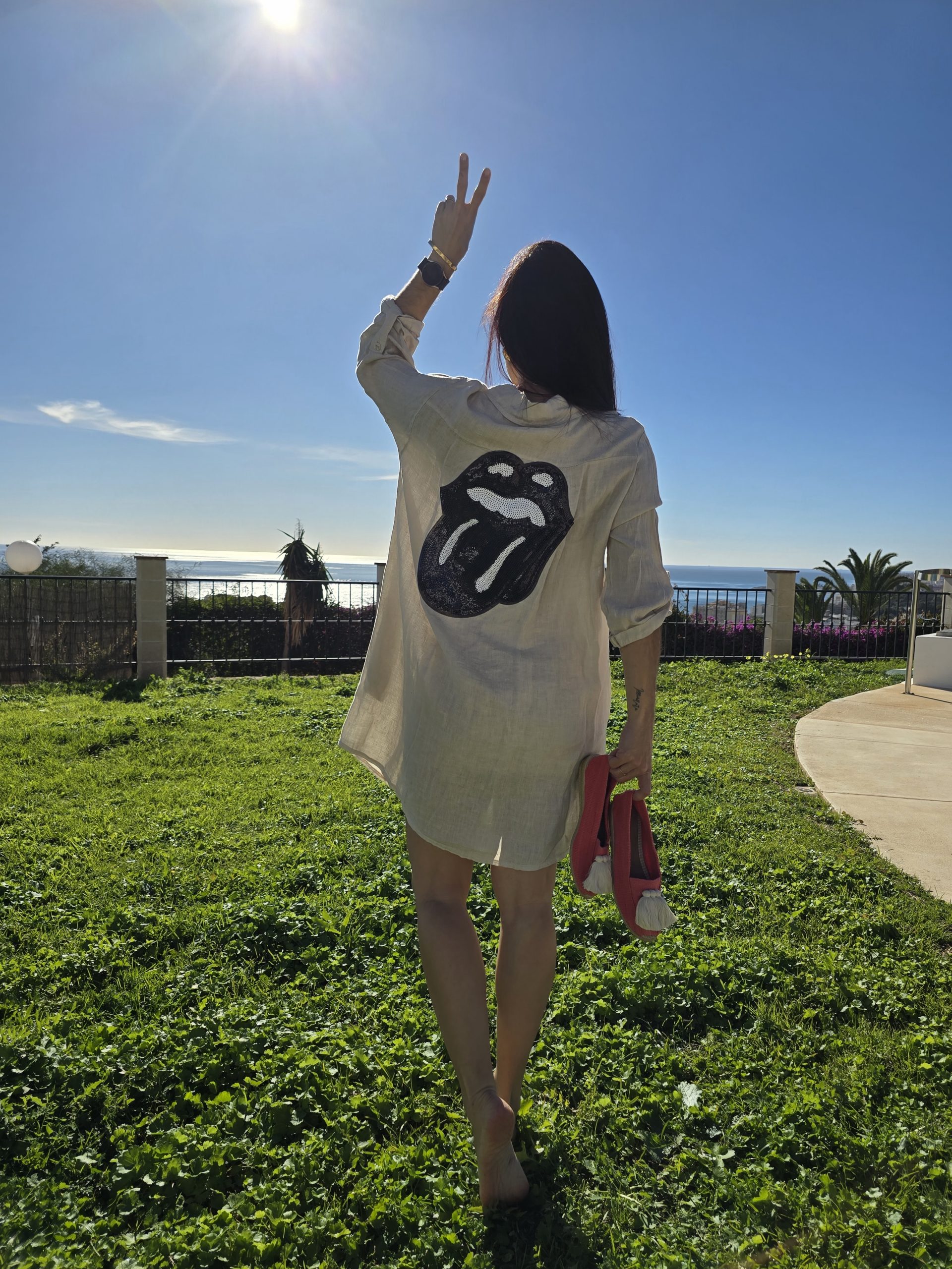 Vestido de Lino beige claro con logo boca negra