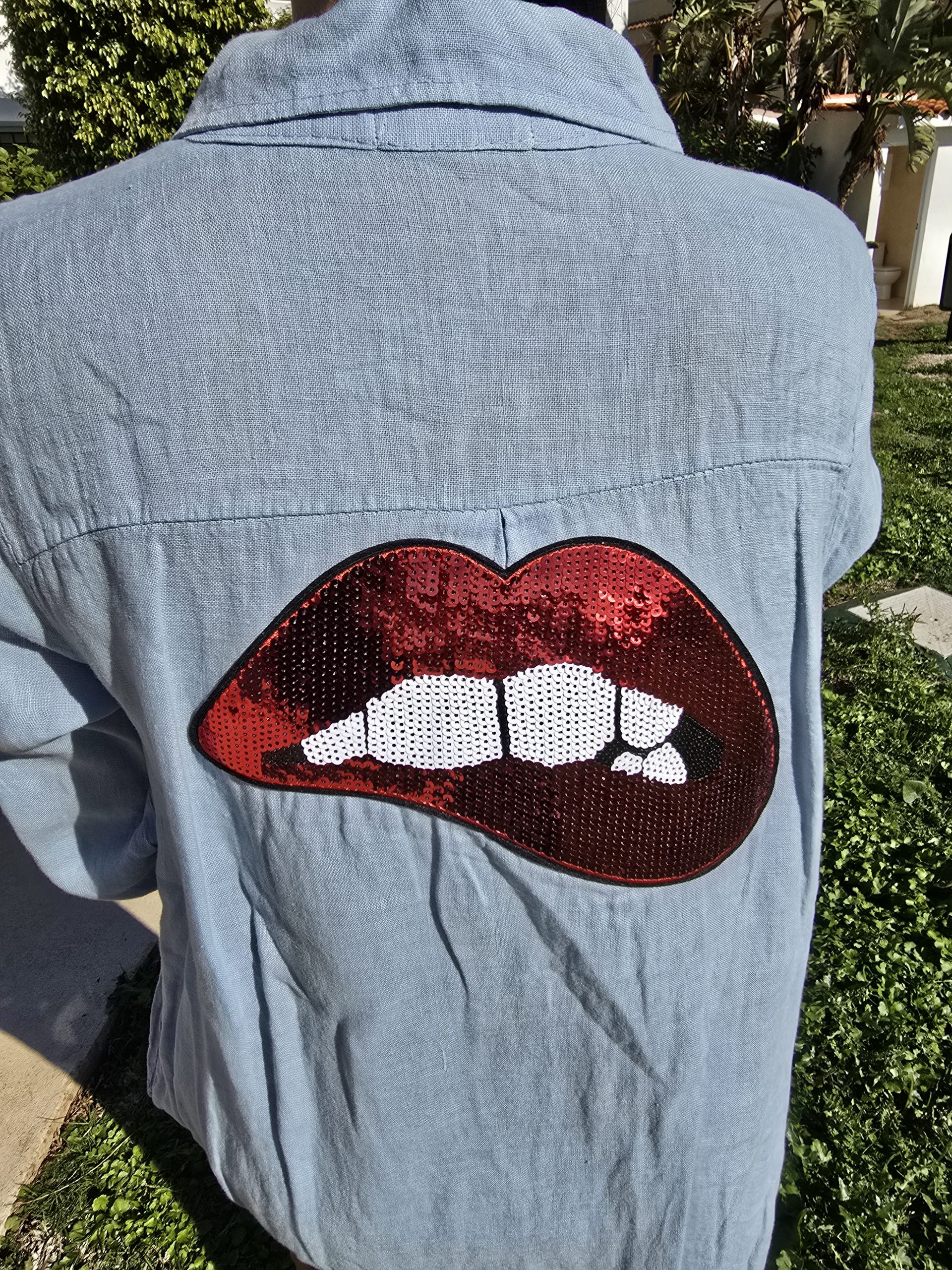 Vestido de lino azul claro con logo labios rojos - Imagen 3