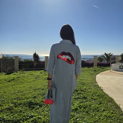 Vestido de lino azul claro con logo labios rojos