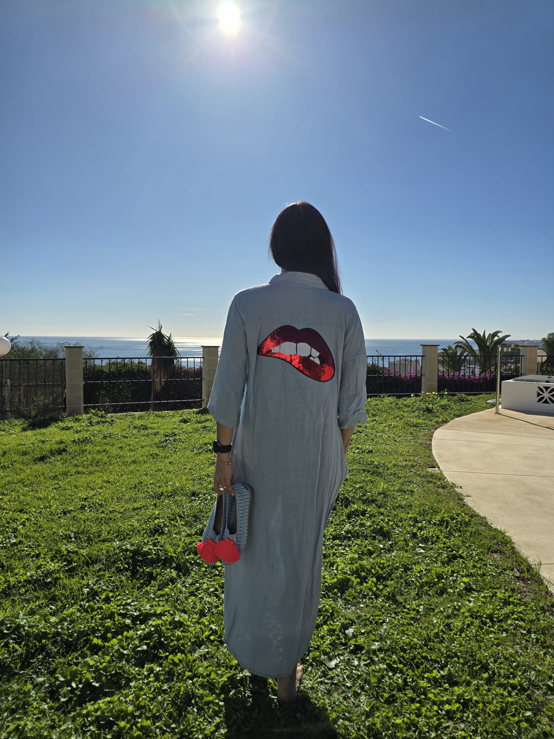Vestido de lino azul claro con logo labios rojos