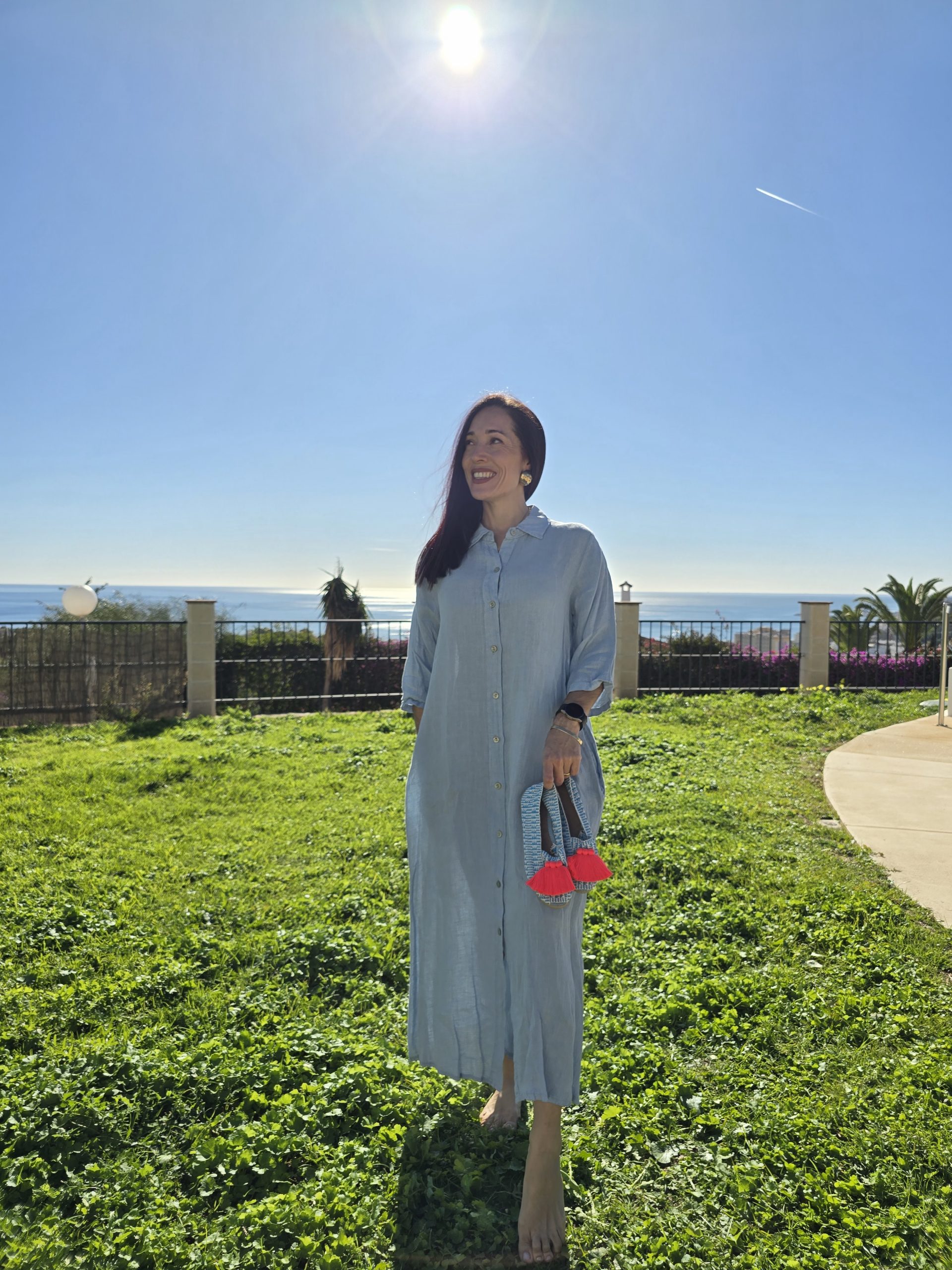 Vestido de lino azul claro con logo labios rojos - Imagen 2