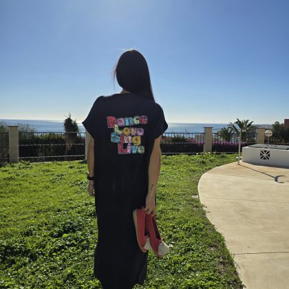 Caftán de lino azul oscuro cuello V con logo dance