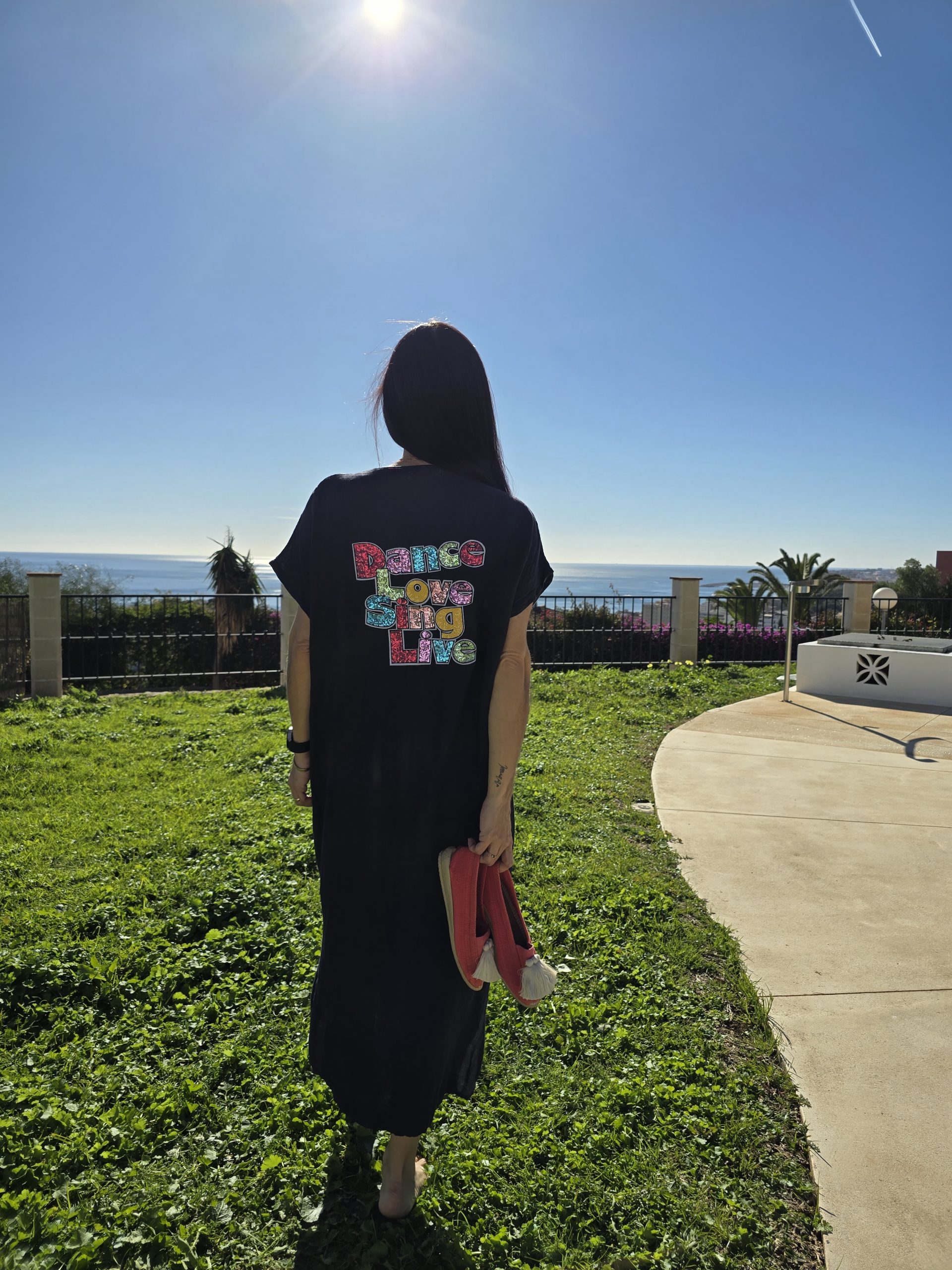 Caftán de lino azul oscuro cuello V con logo dance