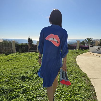 Vestido de lino azul con logo labios rosa