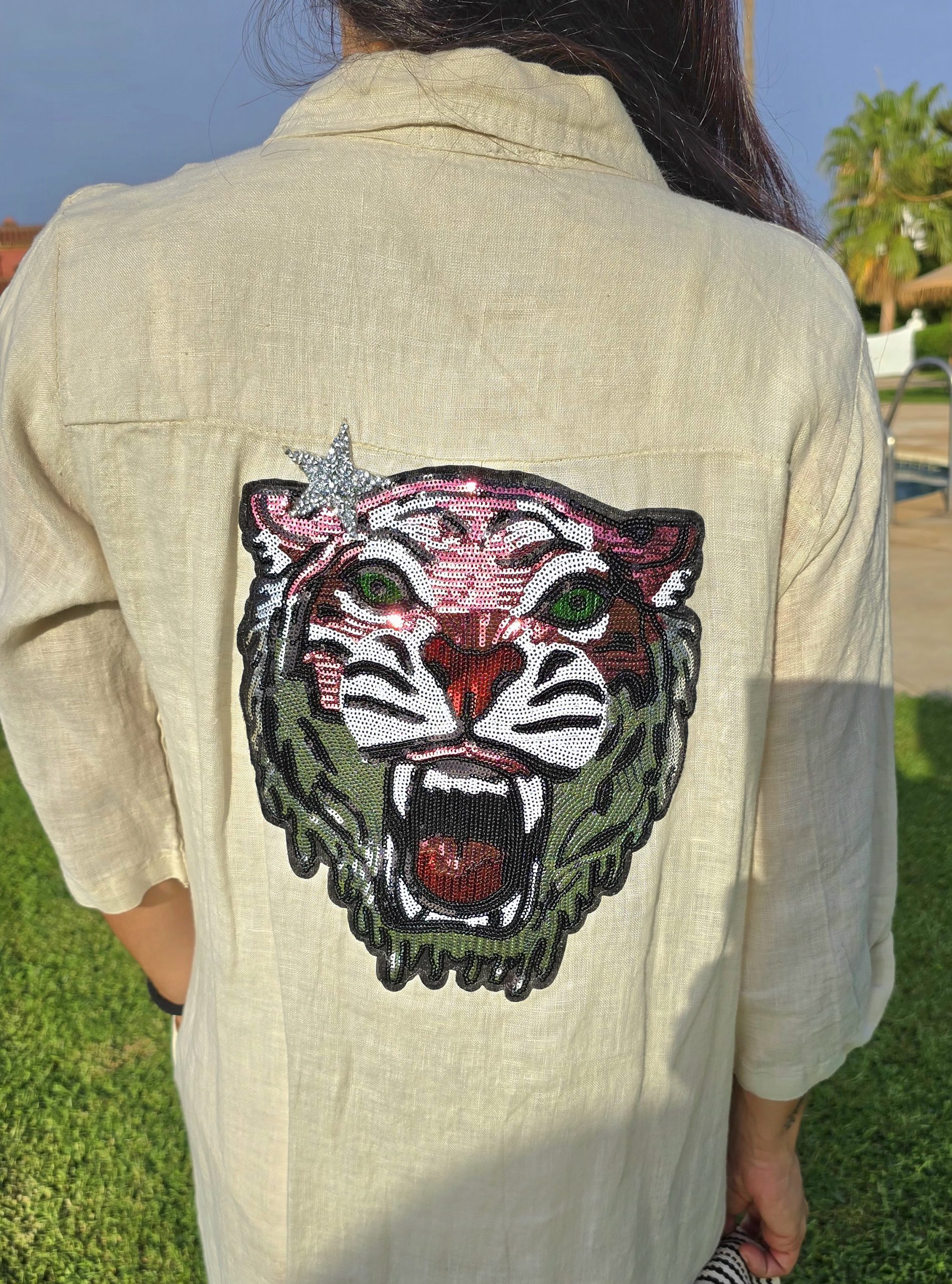 Vestido de Lino beige claro con Tigre Bordado - Imagen 3