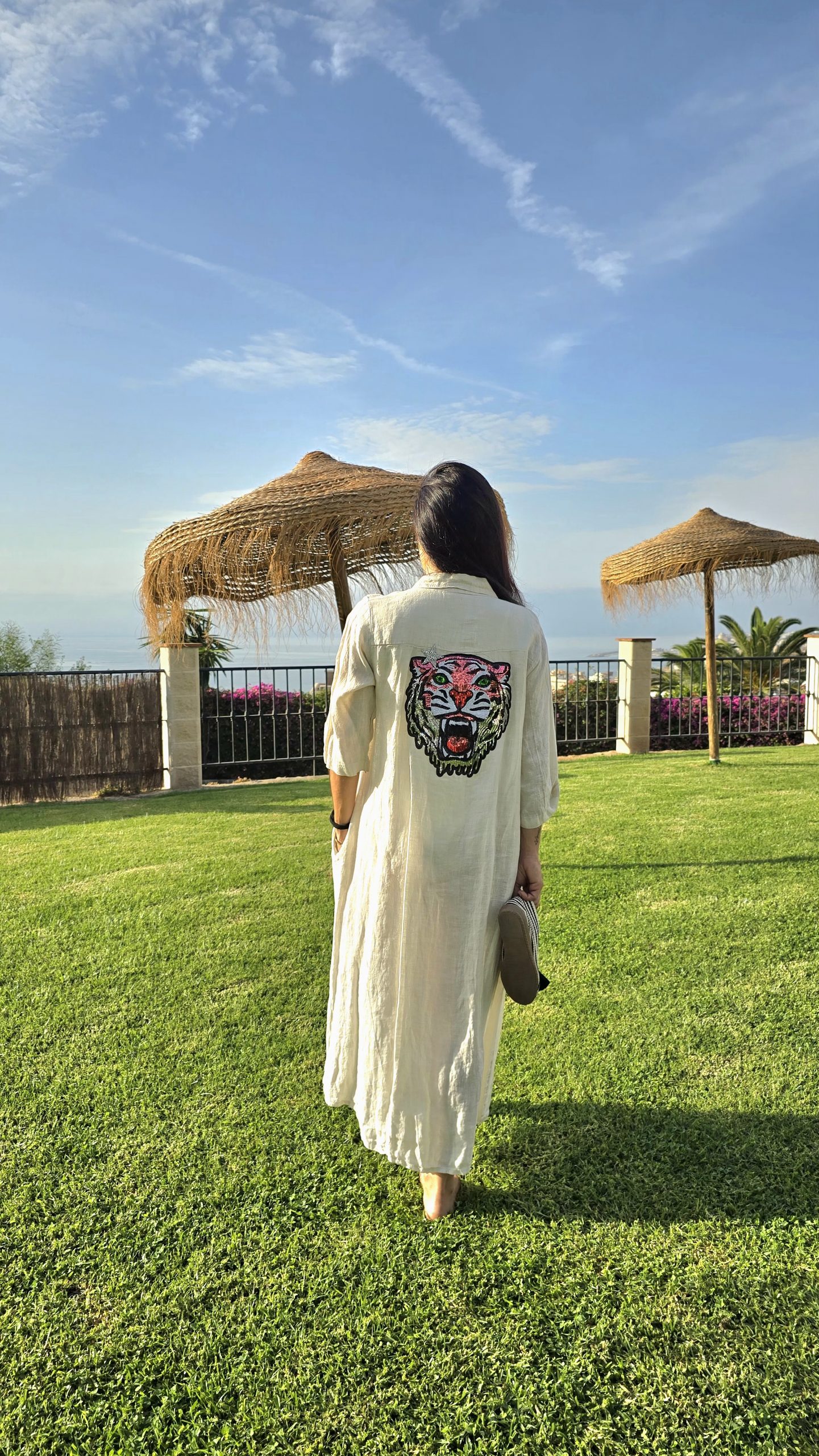 Vestido de Lino beige claro con Tigre Bordado