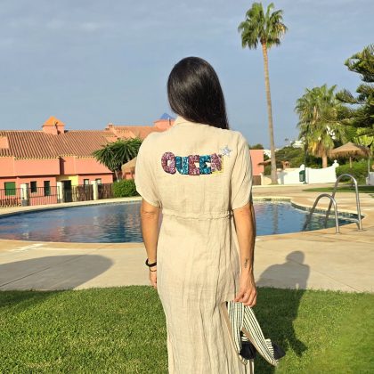 Vestido de Lino ajustable beige claro con logo Queen y estrella brillante