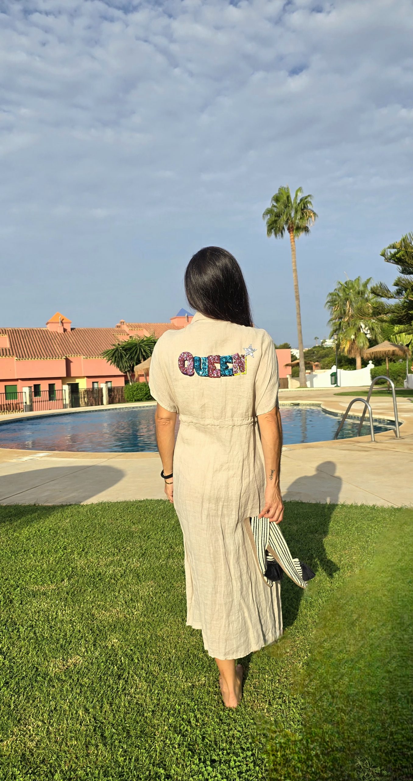 Vestido de Lino ajustable beige claro con logo Queen y estrella brillante