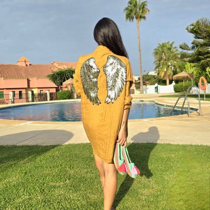 Vestido de Lino miel con logo alas oro brillante