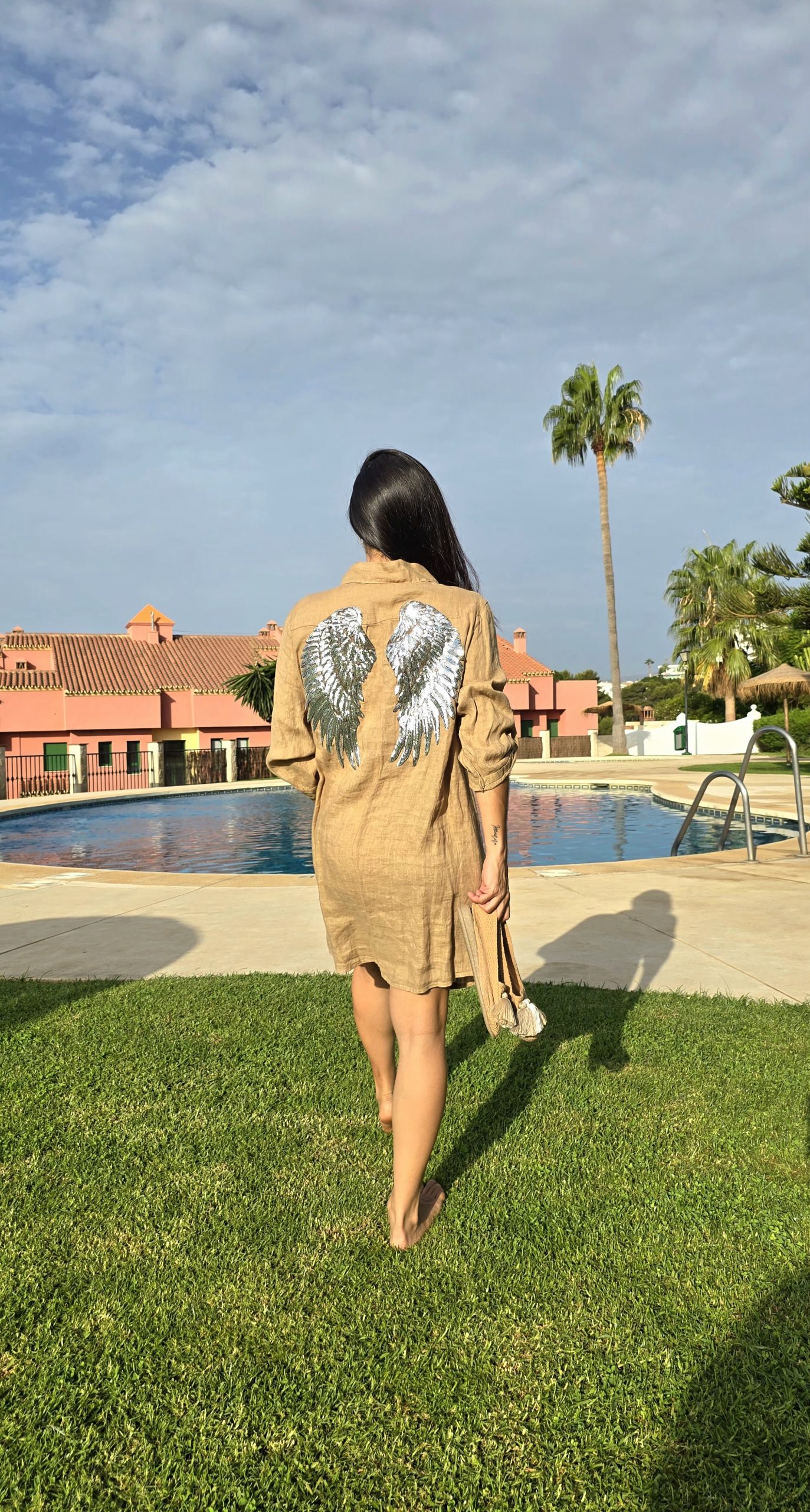 Vestido de Lino camel con logo alas plata brillante