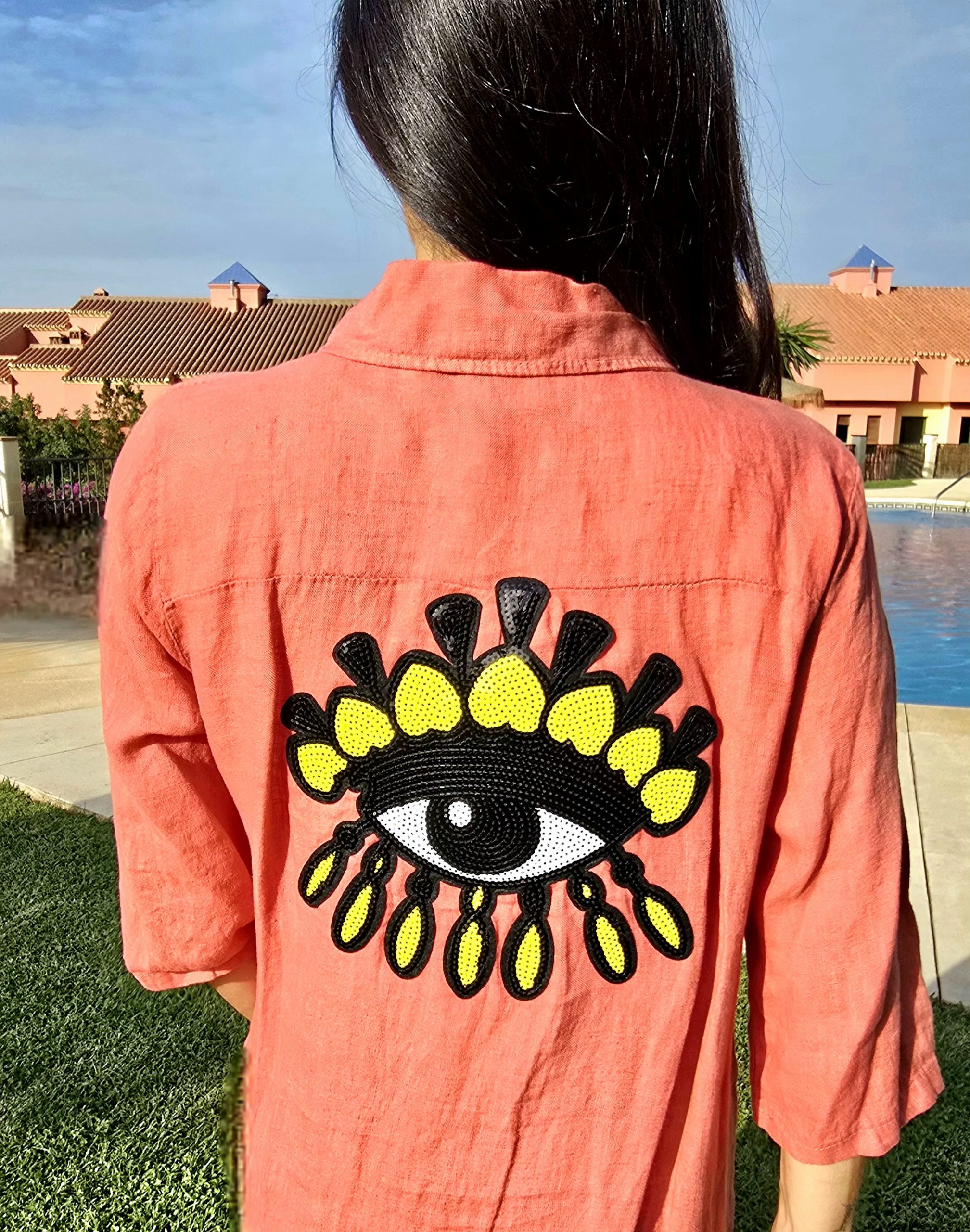 Vestido de Lino coral con logo ojo turco amarillo - Imagen 3