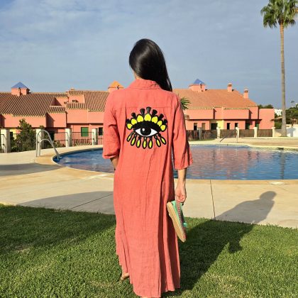 Vestido de Lino coral con logo ojo turco amarillo