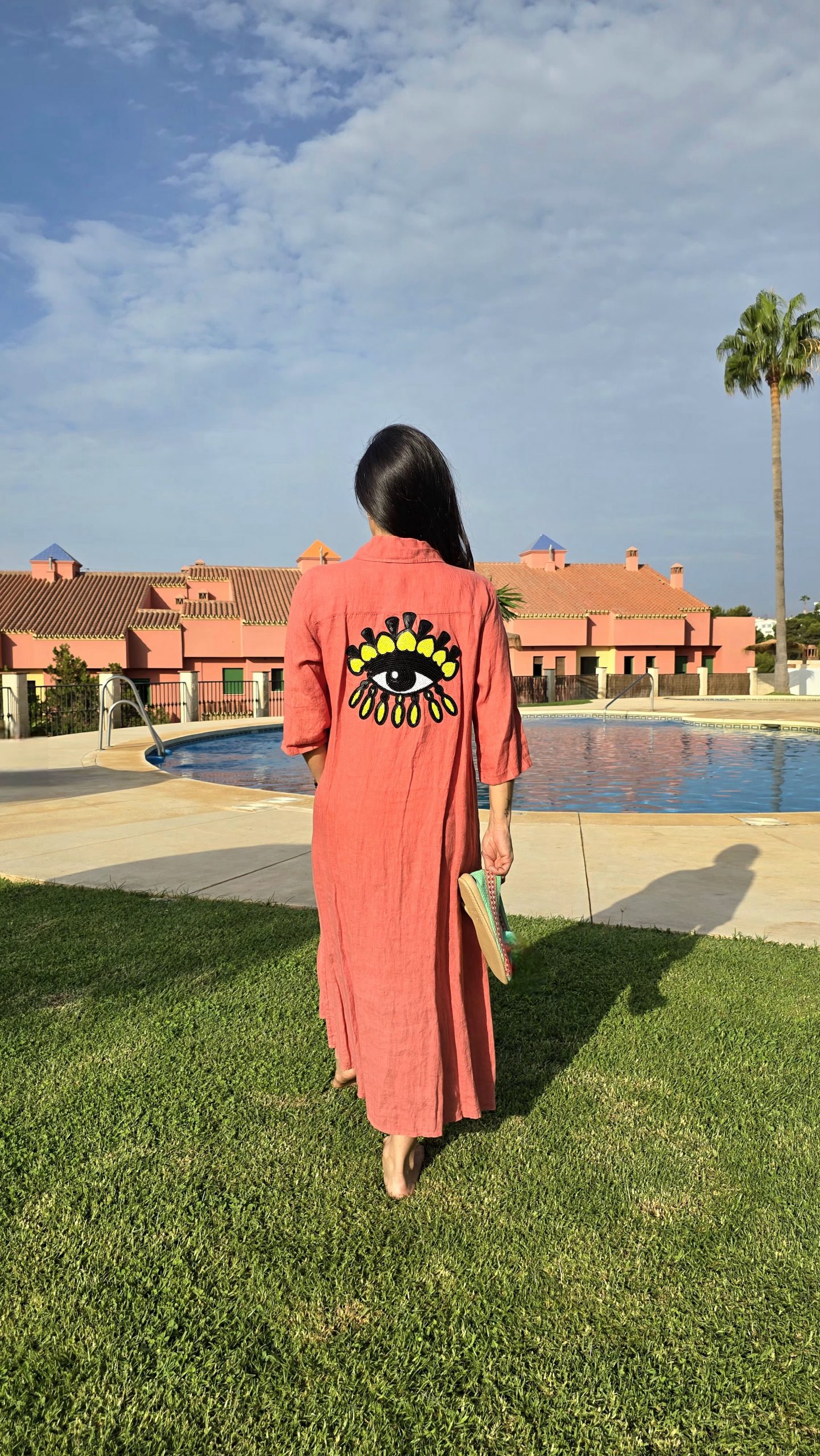 Vestido de Lino coral con logo ojo turco amarillo