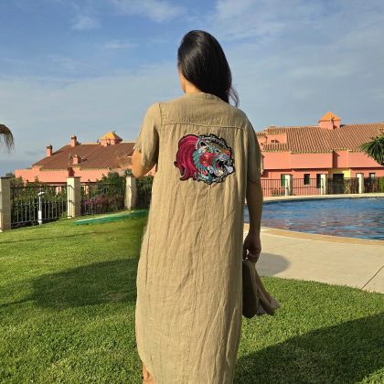 Caftán de Lino camel cuello V con logo pantera bordada
