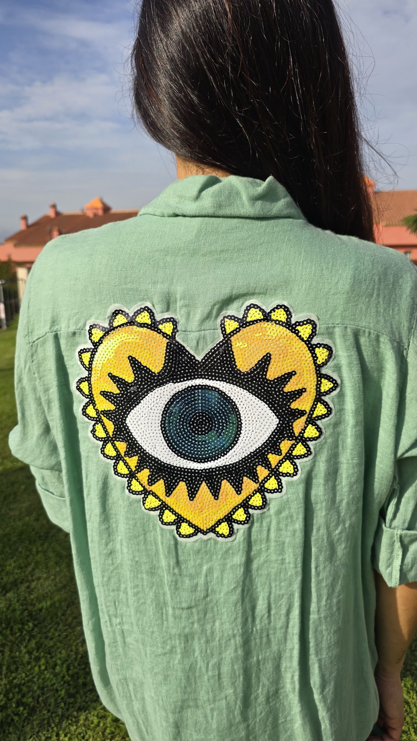 Vestido de lino verde claro con logo ojo turco amarillo - Imagen 2