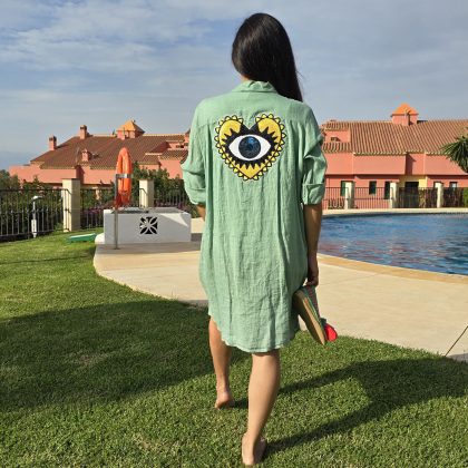 Vestido de lino verde claro con logo ojo turco amarillo