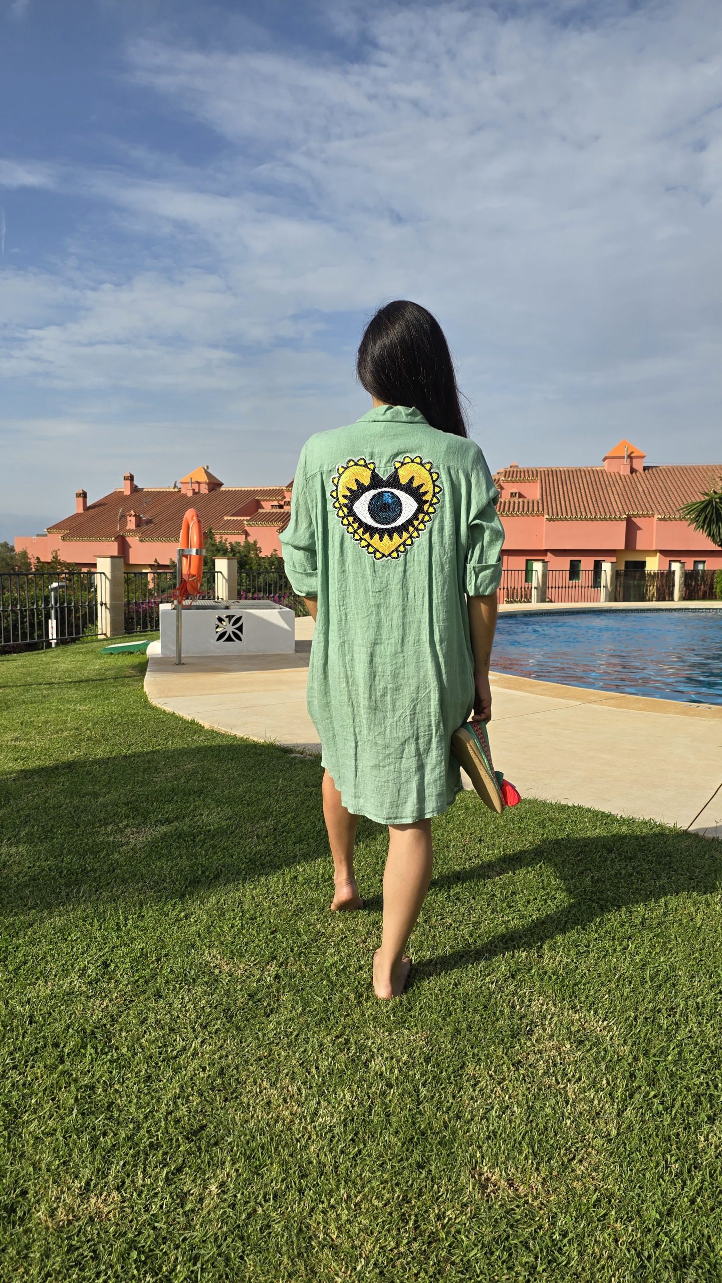 Vestido de lino verde claro con logo ojo turco amarillo