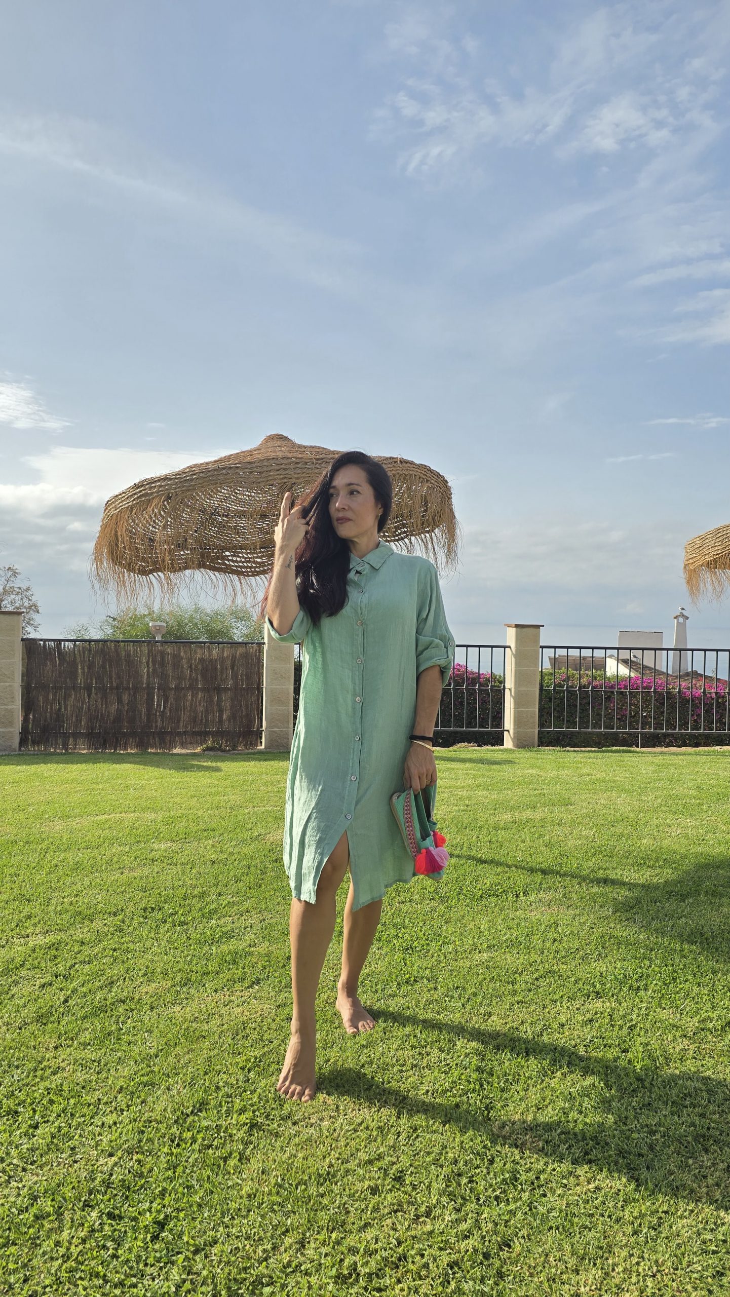 Vestido de lino verde claro con logo ojo turco amarillo - Imagen 3