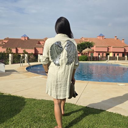 Vestido de Lino beige con alas plateadas
