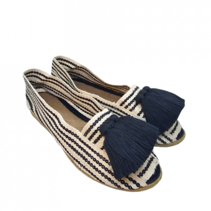 Alpargatas color blanco y negro con borlas negras