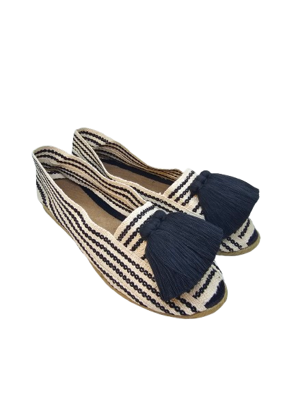 Alpargatas color blanco y negro con borlas negras